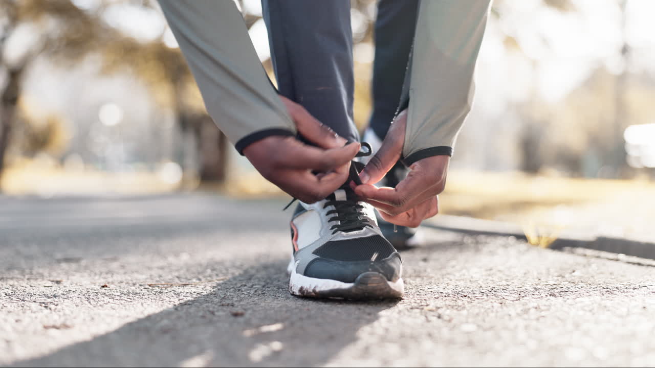 Mani, allacciare i lacci delle scarpe e iniziare a correre all'aperto