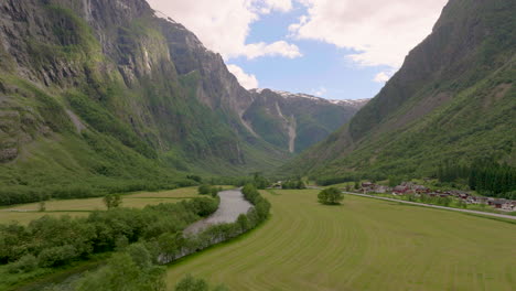 挪威古德旺根山谷 (gudvangen valley) 是挪威最美麗的山谷之一,