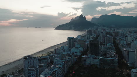 vista aérea de los horizontes del barrio de ipanema y la playa al atardecer, río de janeiro