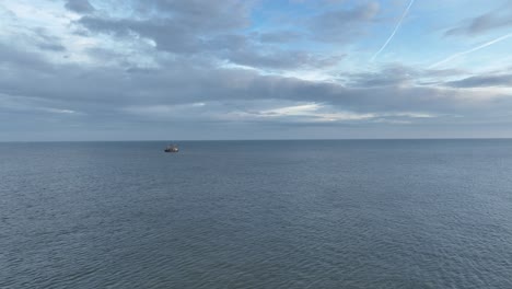 Fliegen-Sie-In-Richtung-Eines-Fischerboots,-Das-Die-Netze-Durch-Das-Wasser-Der-Küste-Von-Ameland-Zieht