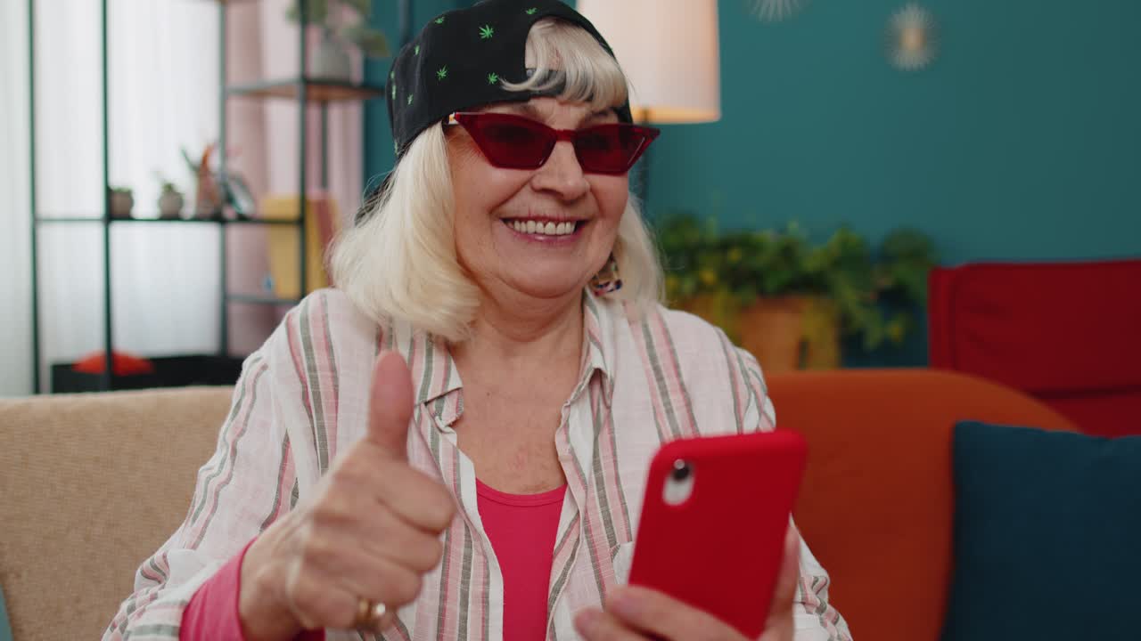 La nonna anziana usa il cellulare per fare acquisti online e scopre una grande vittoria. Celebra a casa.