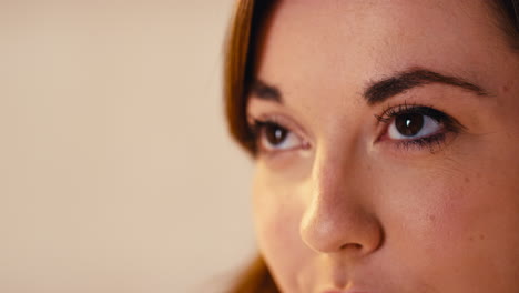 estudio de primer plano retrato de los ojos de la mujer promoviendo la positividad corporal