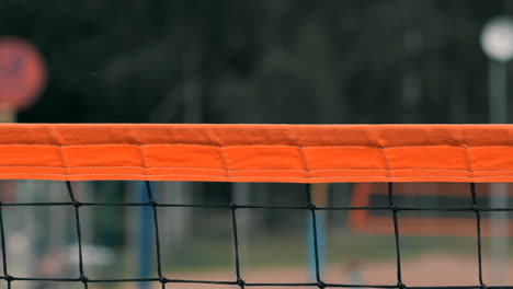 Mujeres-Compitiendo-En-Un-Torneo-Profesional-De-Voleibol-De-Playa.-Un-Defensor-Intenta-Detener-Un-Tiro-Durante-El-Voleibol-De-Playa-Profesional-Internacional-De-2-Mujeres.