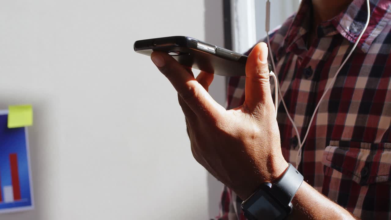Anziano dirigente che ascolta musica sul cellulare 4k