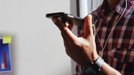ejecutivo de alto nivel escuchando música en el teléfono móvil 4k