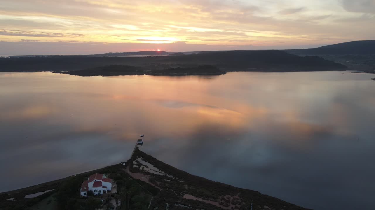 imágenes de drones sobre el viejo muelle de ladrillos en el borde del agua con cobertizo para botes