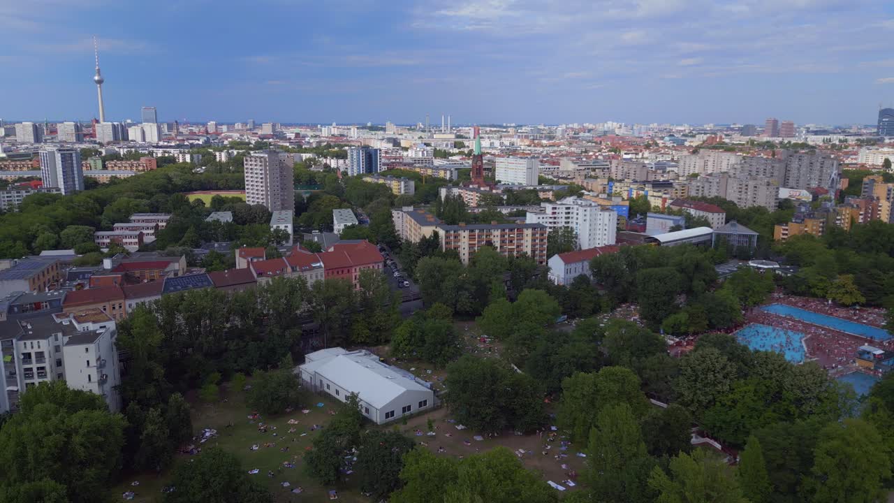 mejor vista aérea de arriba vuelo gran sombra sobre piscina pública prinzenbad, ciudad de berlín alemania día de verano 2023