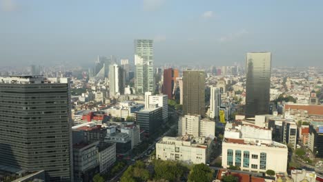 edificios modernos en el distrito histórico del centro de la ciudad de méxico, monumento a la revolución en segundo plano