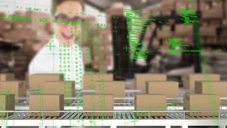 animación de procesamiento de datos y cajas en cinta transportadora sobre trabajador masculino caucásico en un almacén