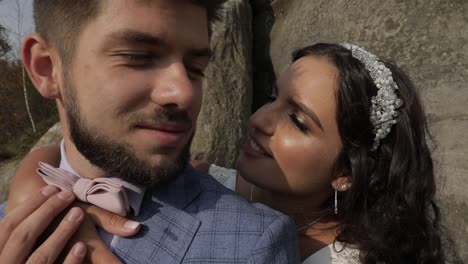 el novio con la novia cerca de las colinas de la montaña. pareja de bodas. familia feliz en el amor