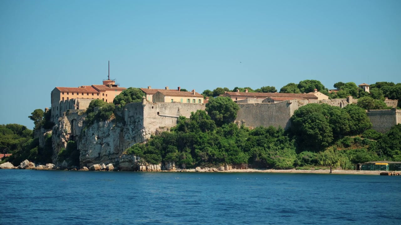 Fort Royal, edificio sulla scogliera, che domina il blu del Mar Mediterraneo sull'isola di Santa Margherita, Costa Azzurra.