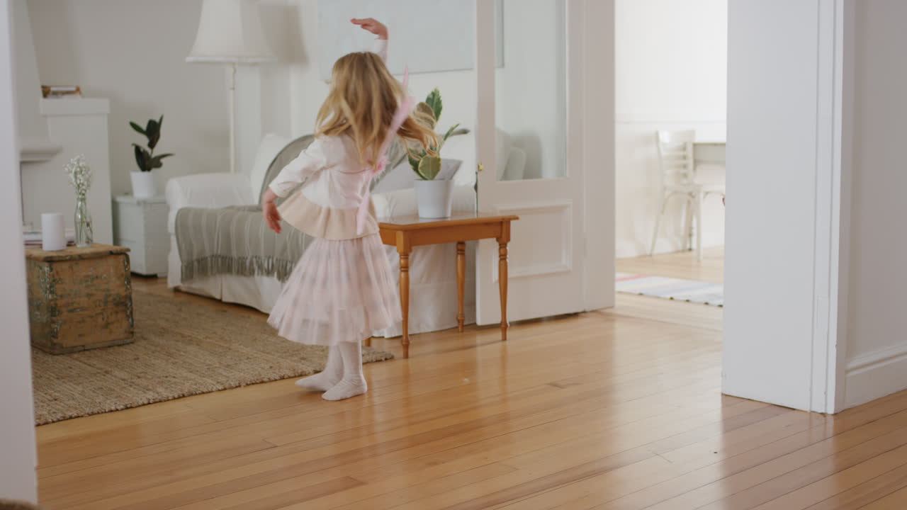 glückliches kleines mädchen tanzt spielerisch, gibt vor, eine ballerina zu sein, lustiges kind, das spaß hat, sich verkleidet, trägt feenflügel, ballettkostüm zu hause 4k
