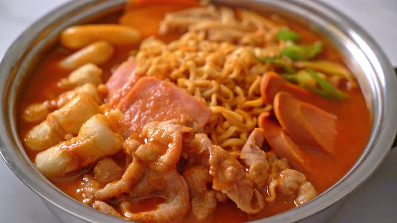 budae jjigae 또는 budaejjigae