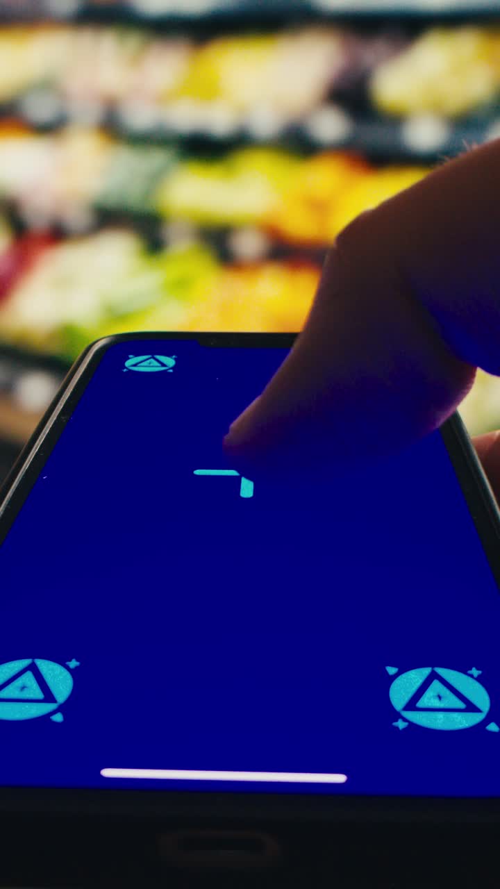 Primo piano di una mano che tocca e scorre sullo schermo di uno smartphone