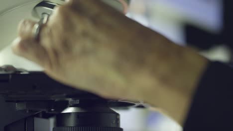científico operando un microscopio 01