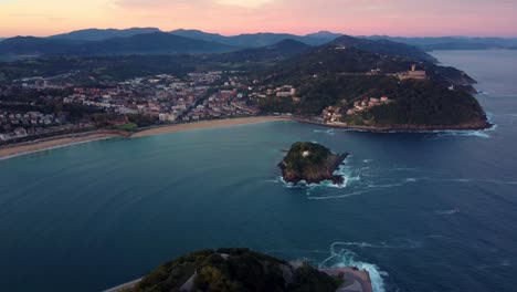 Vista-Aérea-De-La-Ciudad-De-San-Sebastián-En-La-Región-Del-País-Vasco-De-España-Durante-La-épica-Y-Colorida-Puesta-De-Sol