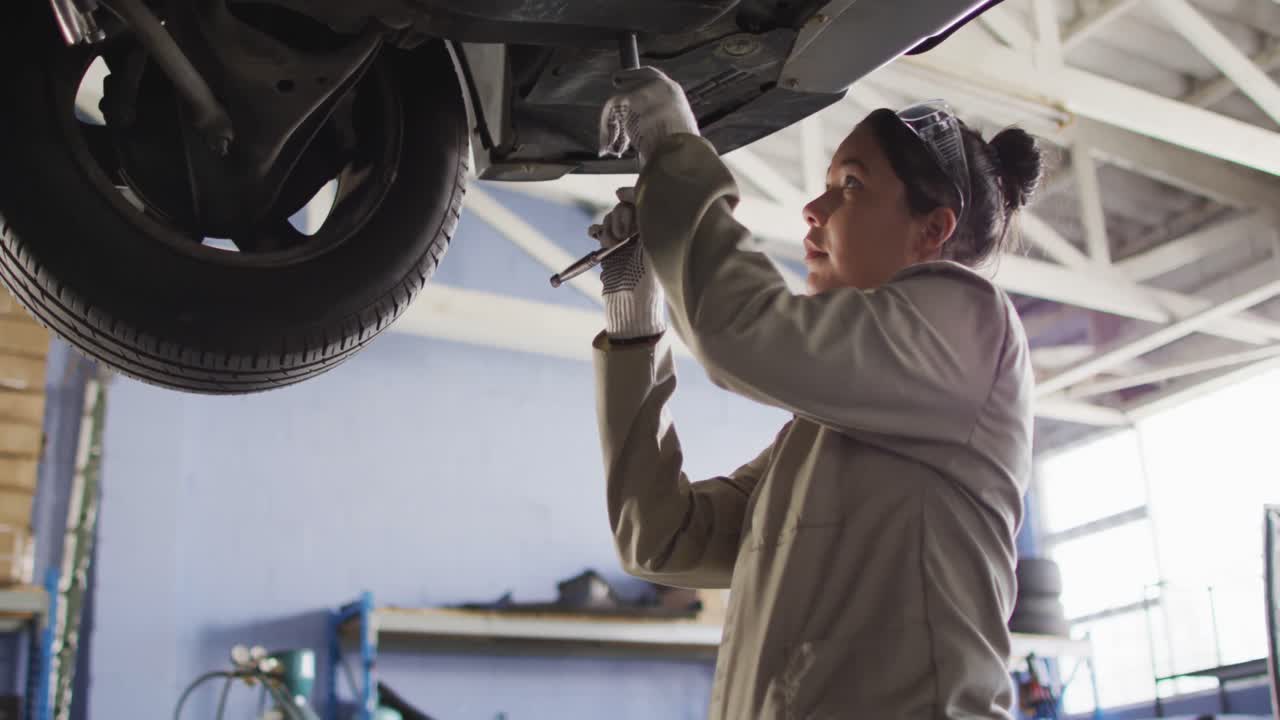 video de una mecánica de coches de dos razas reparando un coche