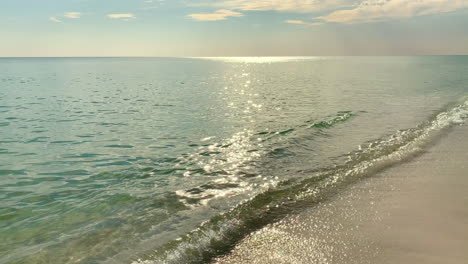 Las-Olas-Del-Mar-Golpean-La-Playa-Bajo-La-Hermosa-Luz-Del-Sol