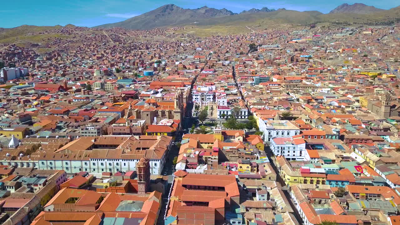 vista aérea panorámica del avión no tripulado volando sobre el paisaje urbano de potosí, bolivia