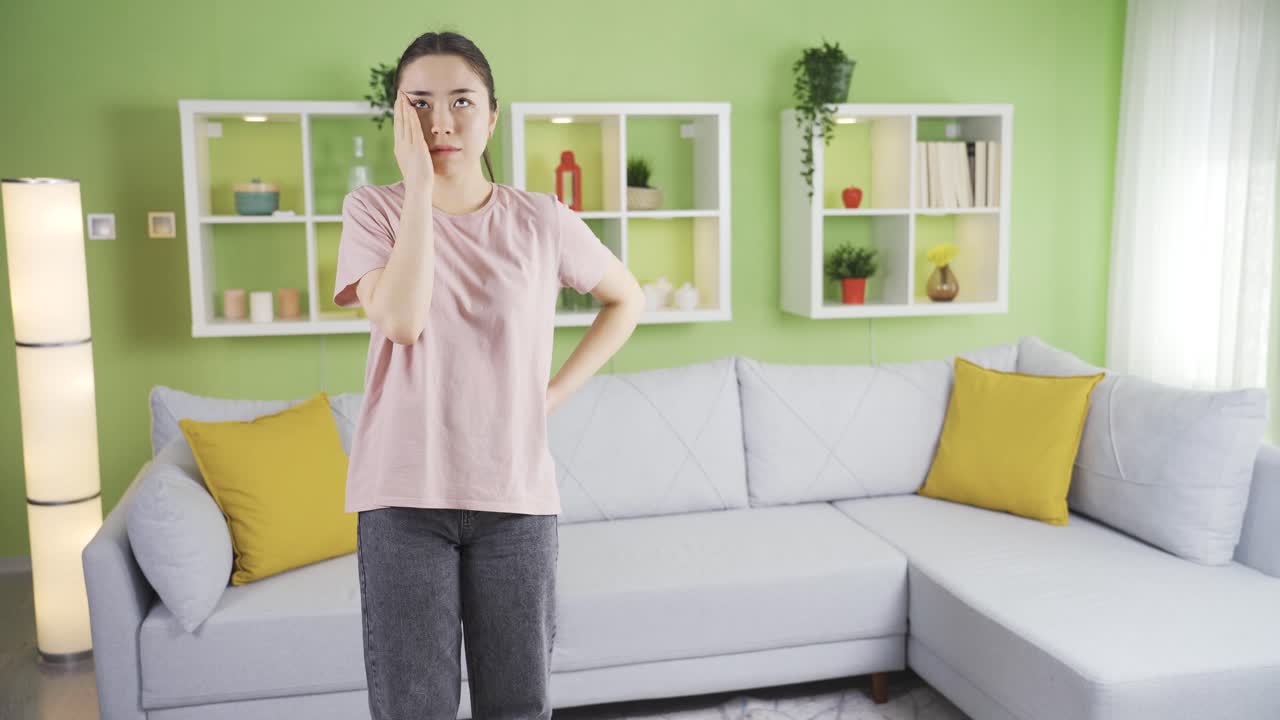 젊은 아시아 여성은 균형을 잃고 어지러워서 쓰러지고 있습니다.