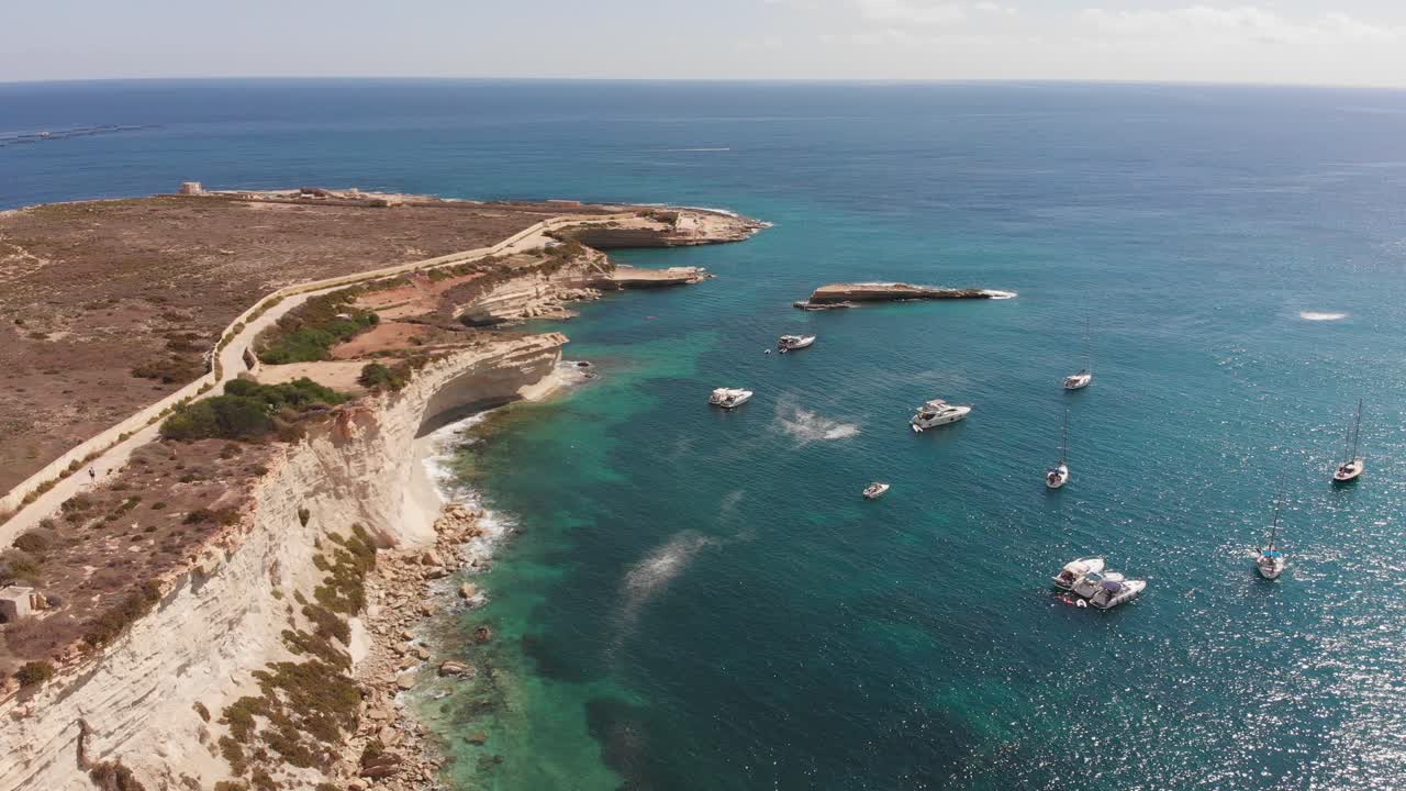 video aéreo de drones del este de malta, área de marsaxlokk, bahía de il-hofra l-kbira