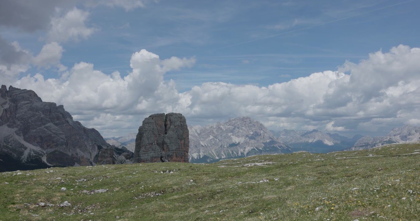 İtalya, Dolomitler'deki Cortina d'Ampezzo Yakınlarında, Cinque Torri Kaya Oluşumunu Çevreleyen Alp Çayırları. Geniş Açı Çekim.