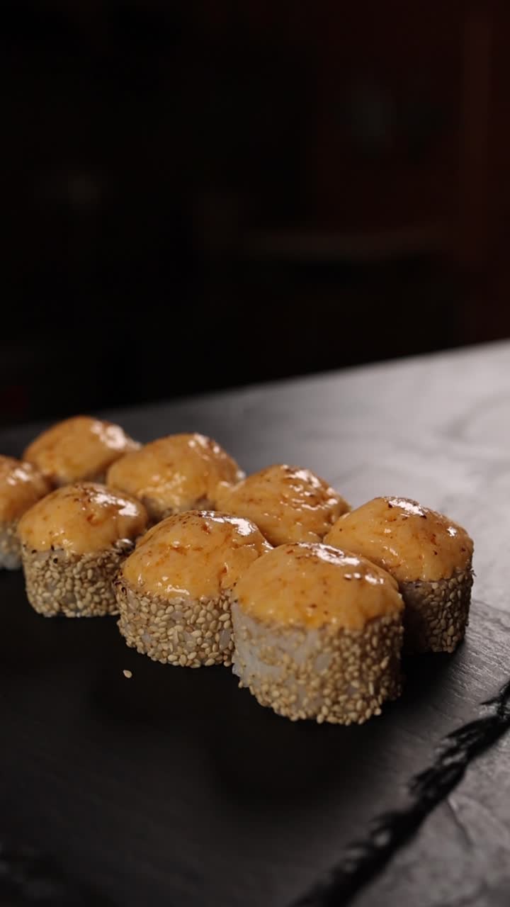 deliciosos rollos de sushi con salsa de naranja