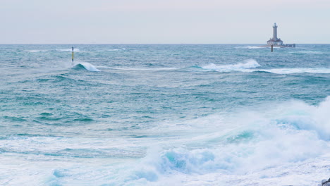 Faro-Porer-Y-Carinal-Markunder-Fuertes-Olas-En-Clima-Tormentoso,-Gaviota-Volando,-Mar-Inquieto