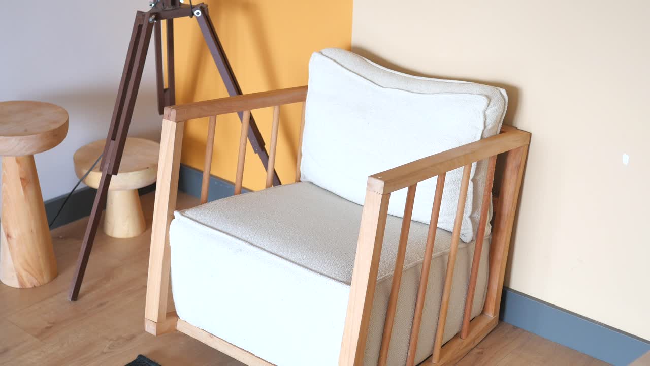 거실 에 있는 현대적 인 나무 의자