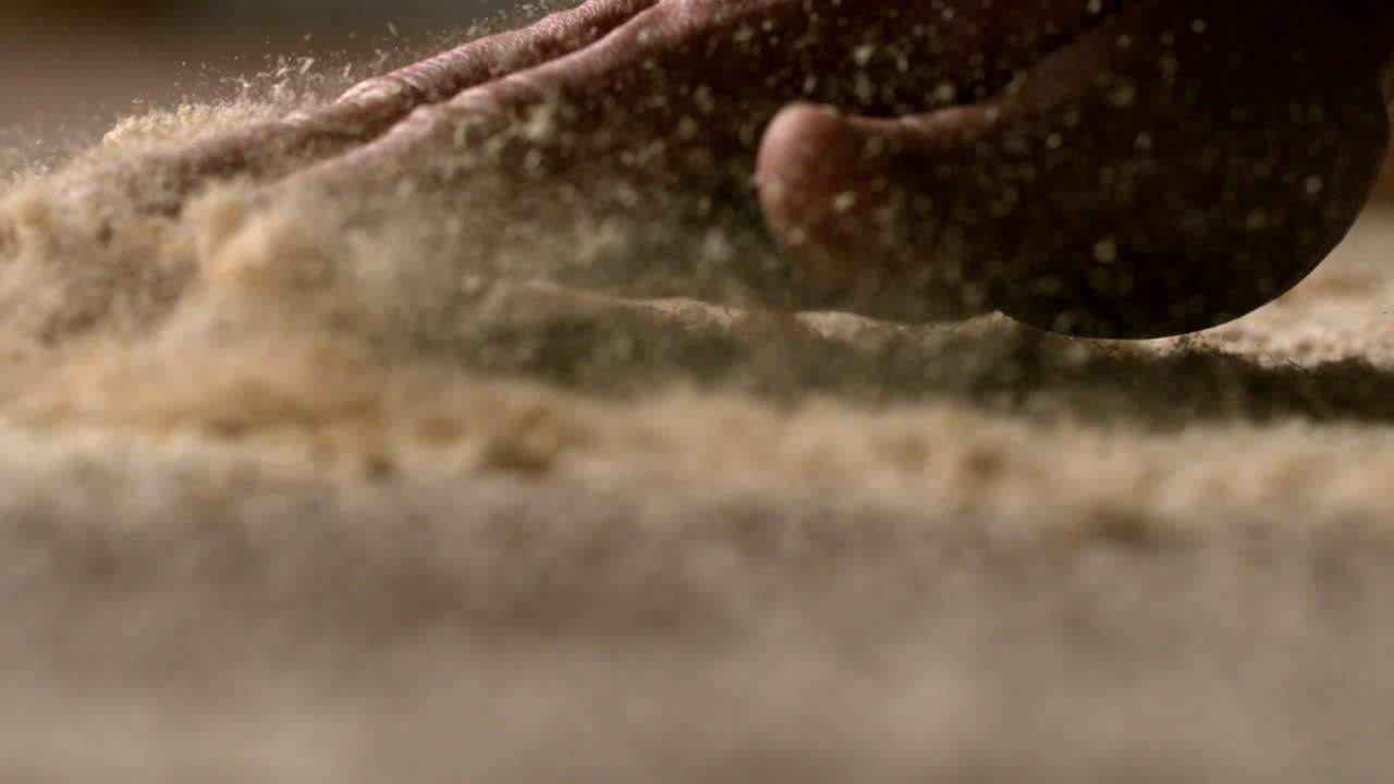 카 위에 먼지를 손으로 옮기는 것