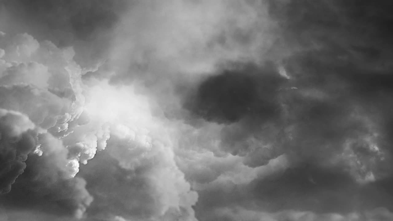 번개 볼트 4k와 뇌우