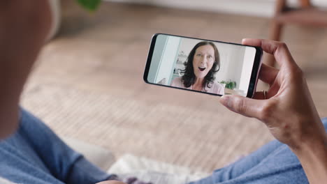 Mujer-Joven-Teniendo-Video-Chat-Usando-Un-Teléfono-Inteligente-En-Casa-Charlando-Con-Su-Madre-Disfrutando-De-Una-Conversación-Compartiendo-Su-Estilo-De-Vida-En-Un-Teléfono-Móvil