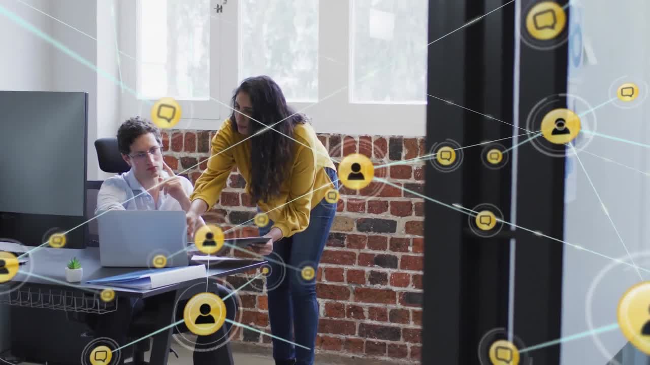 animación de la red de conexiones sobre personas de negocios que hablan en la oficina