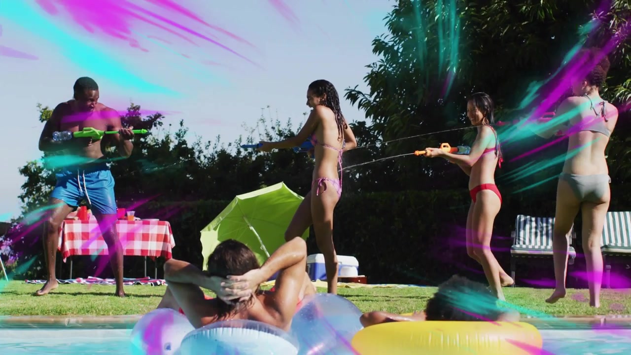 Uomo che pompa una pistola ad acqua verde, donne che rispondono al fuoco in piscina, strisce magenta o verde acqua che evidenziano un marketing giocoso.