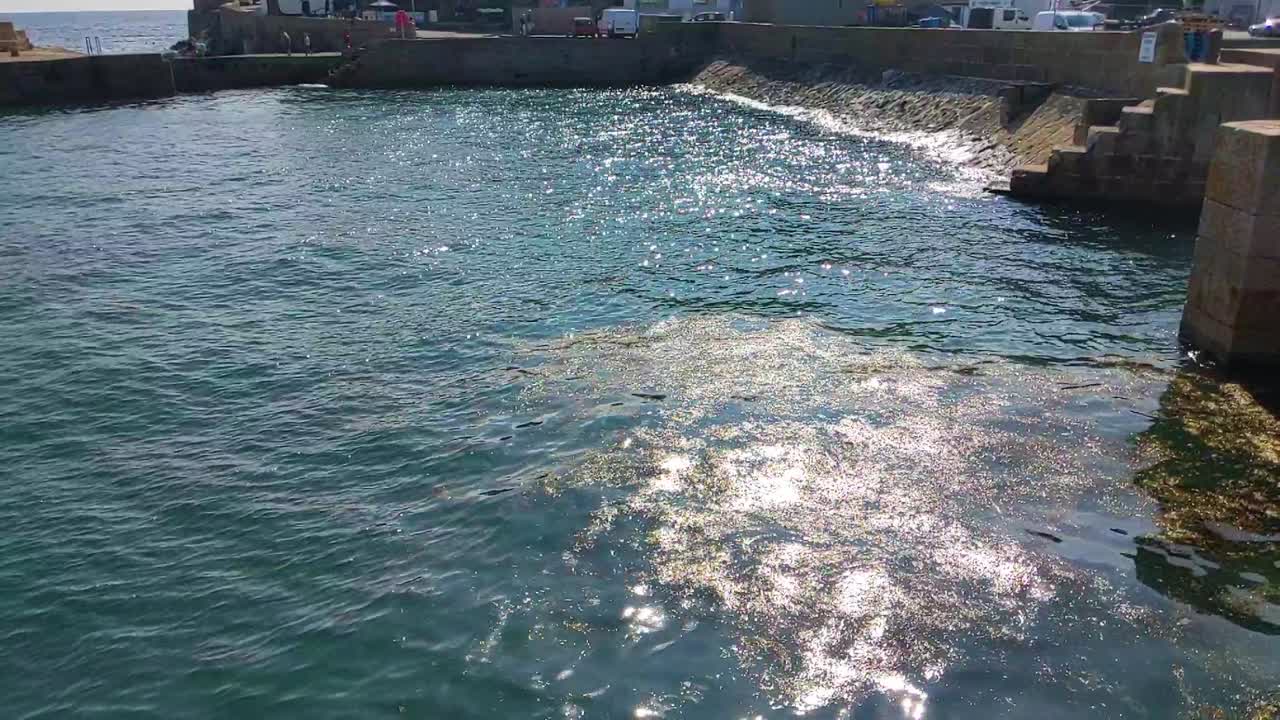 물 표면 에 반사 되는 밝은  ⁇ 빛 과 함께 코른시 항구 의 느린 움직임