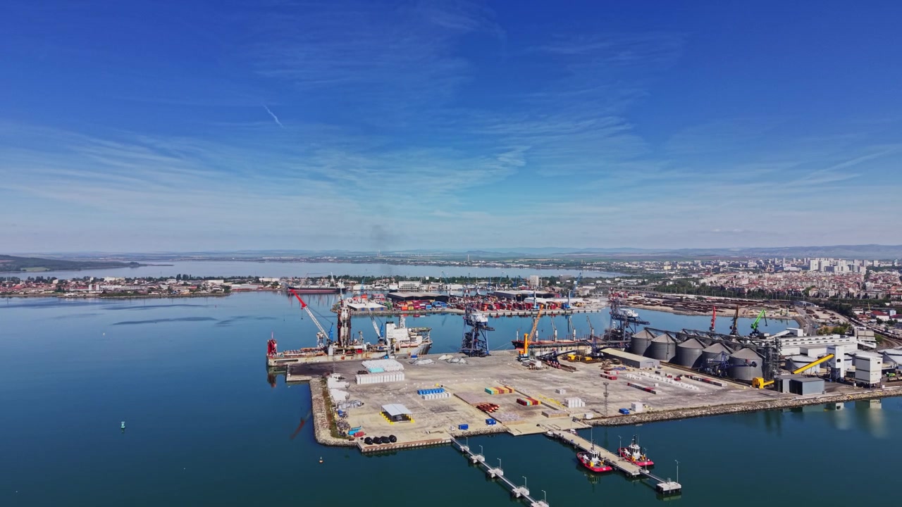 Vista di un porto trafficato con navi e cielo sereno di giorno