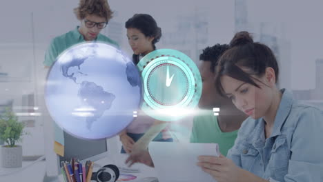 animación de la exploración del alcance y el mundo sobre los colegas de negocios creativos en la oficina