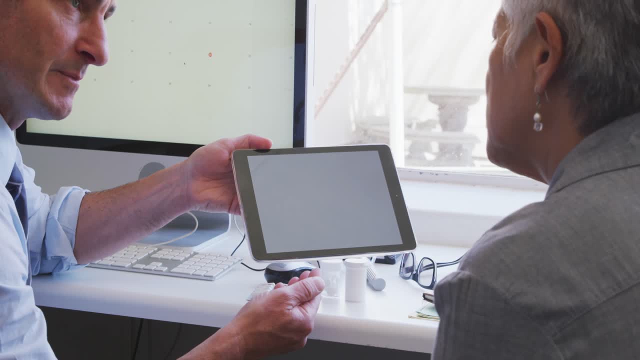 médico examinando a una mujer mayor en un hogar de ancianos