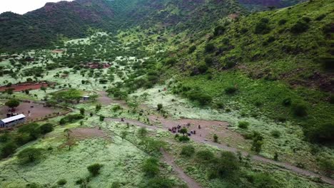 Excursiones-En-Moto-Safari-Por-El-Lago-Natrón-En-Tanzania---Tiro-Aéreo-Con-Drones