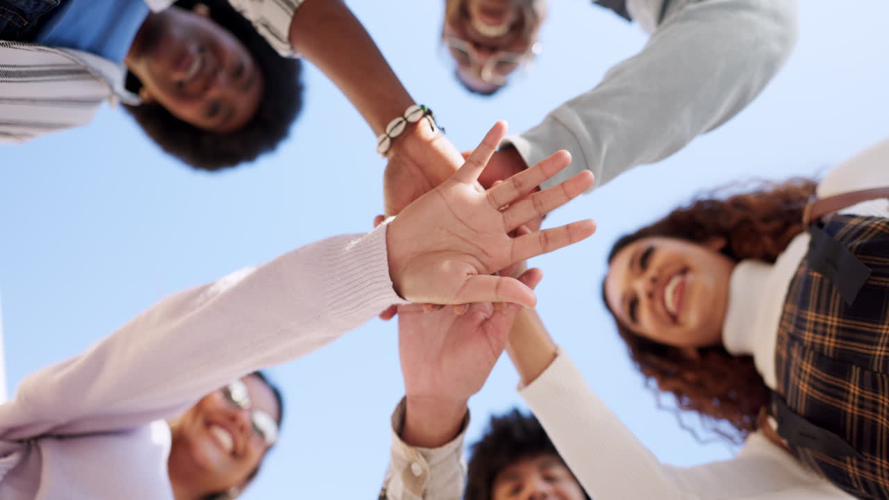 estudiantes, manos y apoyo con amigos