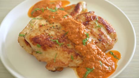 filete de pollo a la parrilla con salsa de curry rojo - estilo de comida musulmana