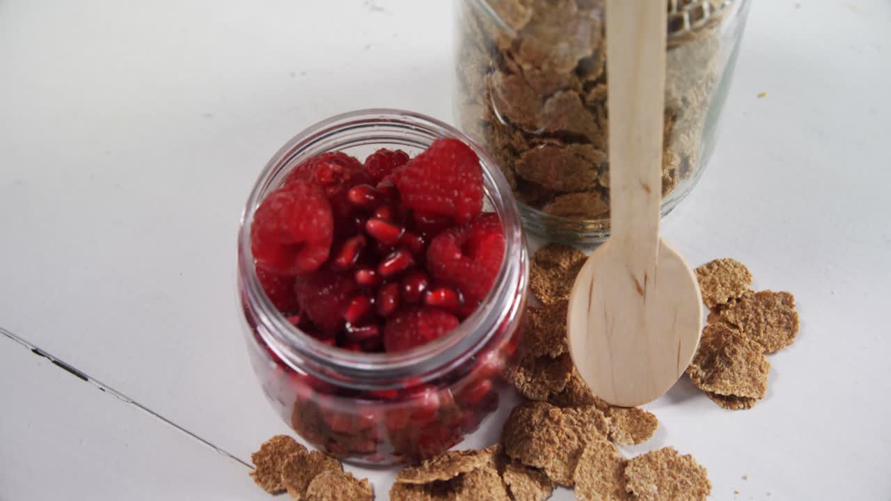 copos de trigo con frambuesas y granadas 4k