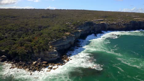 Acantilados-Con-Exuberante-Vegetación-En-La-Costa-Rocosa-En-El-Parque-Nacional-Real-En-El-Sur-De-Sydney,-Nueva-Gales-Del-Sur,-Australia