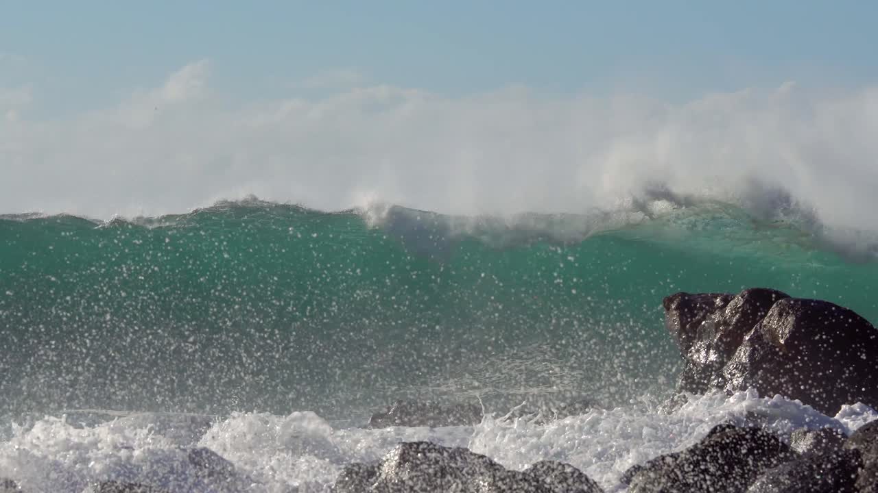 голубые волны накатывают на побережье гавайев и разбиваются о берег 7