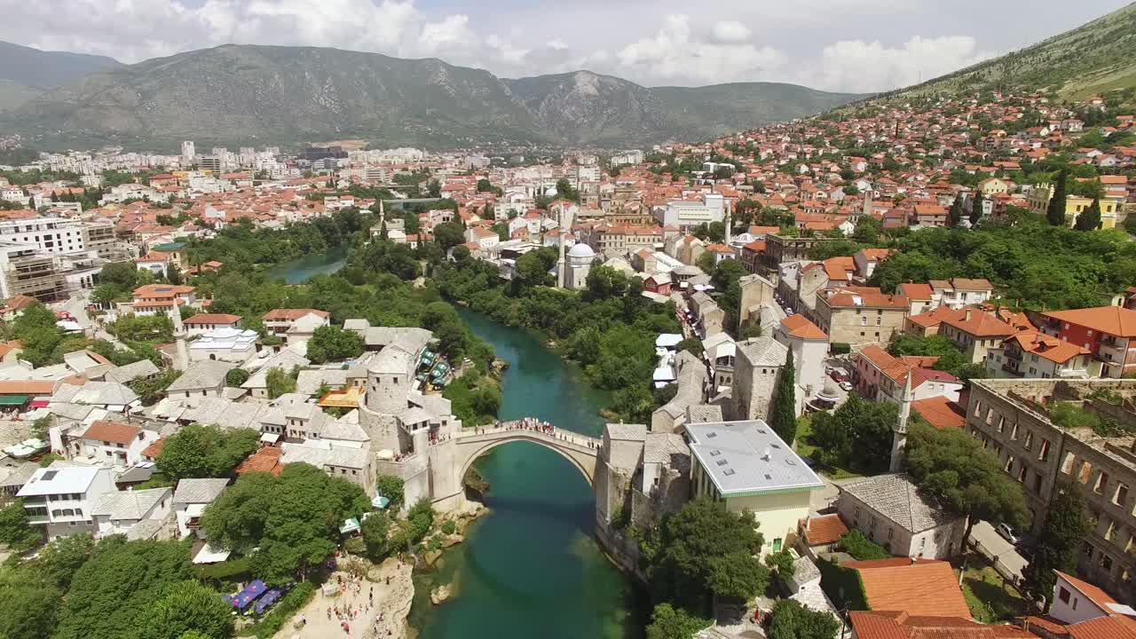 una vista aérea muestra el puente de mostar y el río neretva sobre el que pasa en mostar bosnia