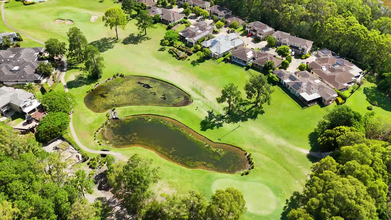 고급 주택 과 골프장 의 공중 사진