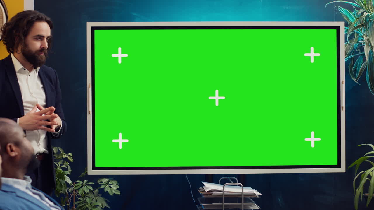 전략 워크 회의에서 그린스크린 인터랙티브 보드를 사용하는 스타트업 팀