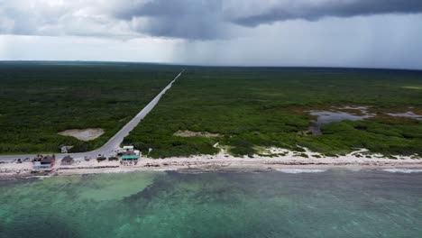 Vista-Aérea-De-Las-Playas-De-Cozumel-Y-Tormenta-En-El-Fondo