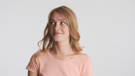 una mujer caucásica volviendo los ojos en la cámara.
