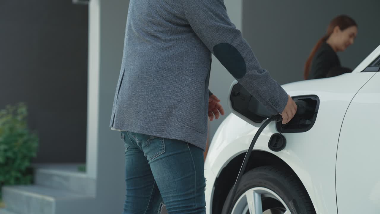 concepto de familia progresiva con estación de carga en el hogar para vehículos eléctricos.